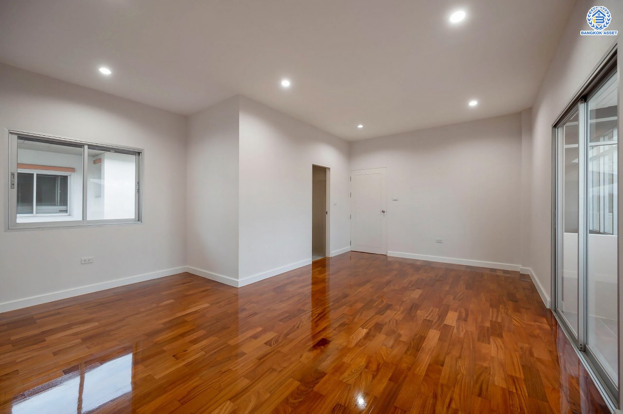 บ้านมือสองตกแต่งใหม่ โครงการ เดอะเวอรีเดียนโฮม กาญจนาภิเษก เนื้อที่กว้าง 86 ตร.ว. ฟังก์ชัน 3 ห้องนอน 3 ห้องน้ำ 1 ห้องอเนกประสงค์ 1 ห้องแม่บ้าน จอดรถได้ 4 จอด บนทำเลดี เชื่อมต่อถนนรัตนาธิเบศร์ ถนนนครอินทร์ ถนนกาญจนาภิเษก ใกล้รถไฟฟ้าสายสีม่วง "สถานีตลาดบางใหญ่" และจุดขึ้นทางด่วน "ศรีรัช"...